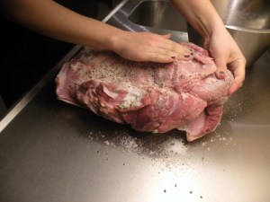 Gnid in salt, kryddpeppar och torkad, hackad ingefära