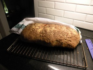 Bröd med ajvar, rosmarin, och oliver 