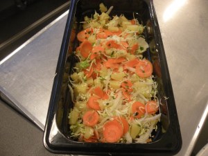 Salladskål, tunnskivade morotsslantar, ananas och gräslök