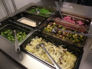 I mitten , kokt brysselkål, rödlök och kidneybönor i en vinägrettdressing. Närmast; vitkål med ananas och russin