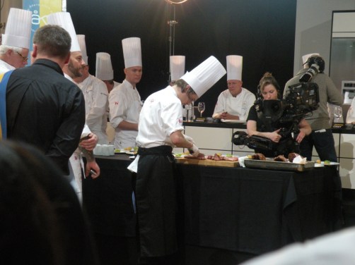 Filip Fasten trancherar ankan inför juryn