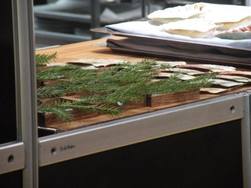 Musselskal och granris. Ska bli tillbehör till skreien