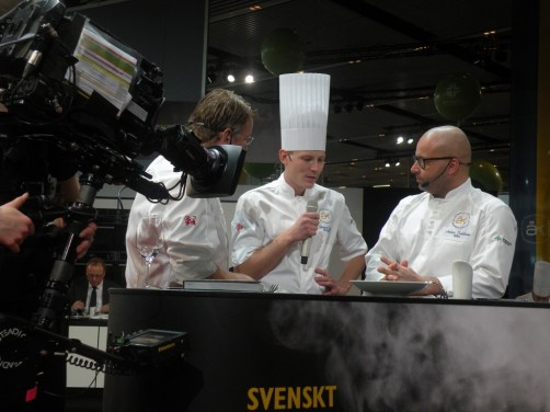 Sebastian Thuresson har tävlat klart och samtalar med konferenciererna