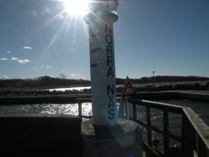 Fyren och en lugn hamnbassäng