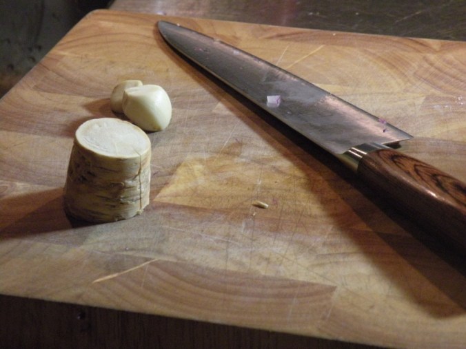 Japansk kockkniv tillsammans med vitlök och pepparrot