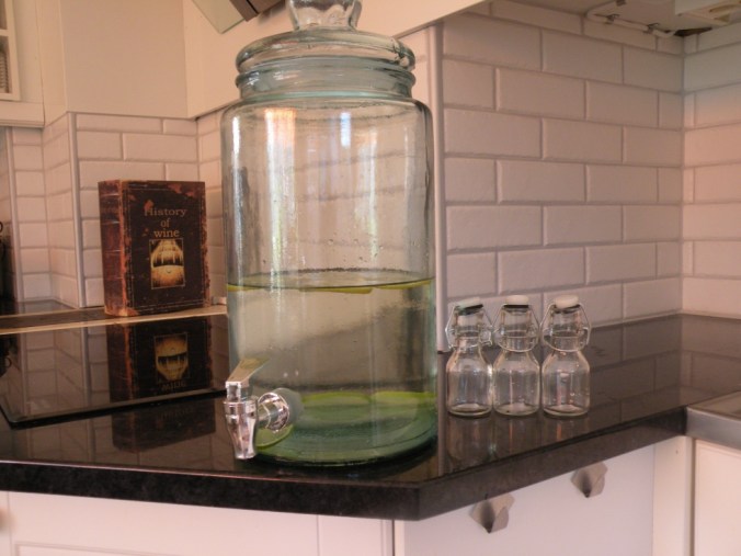 Burk och flaskor från Granit