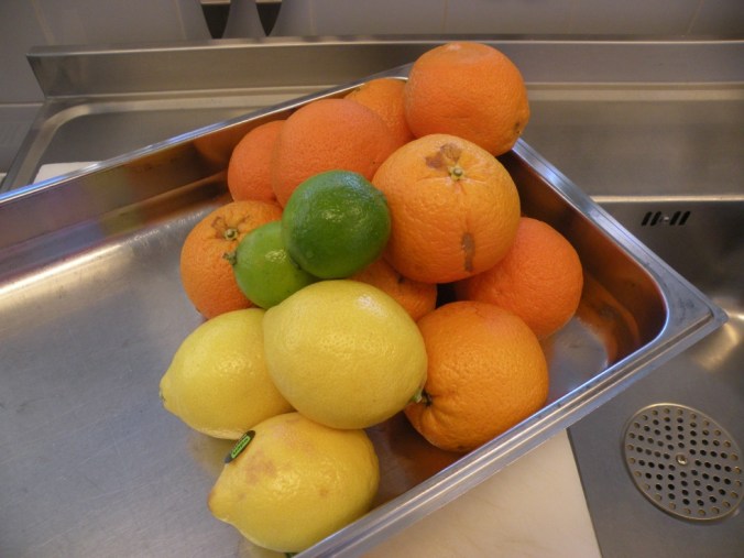 Citron som tillbehör, lime och apelsin på salladsbuffén