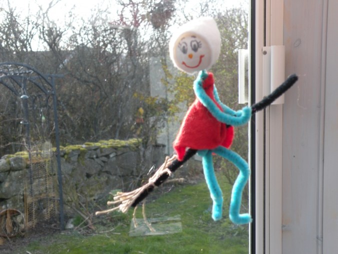 Egenhändigt ihopknåpad, glad och sprallig  påskkärring