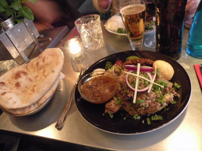 Min fantastiska portion med Lamm Biryani och naanbröd. Cobra-ölen smakade bra till!