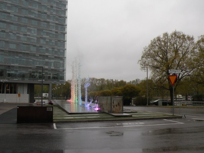 Kolla färgerna i vattenpelarna. Läckert 