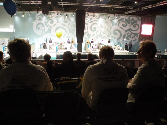 På plats på läktaren mitt framför Sveriges box.