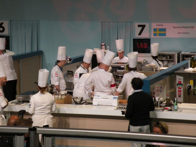 Överläggning strax innan startskottet går för Svenska laget