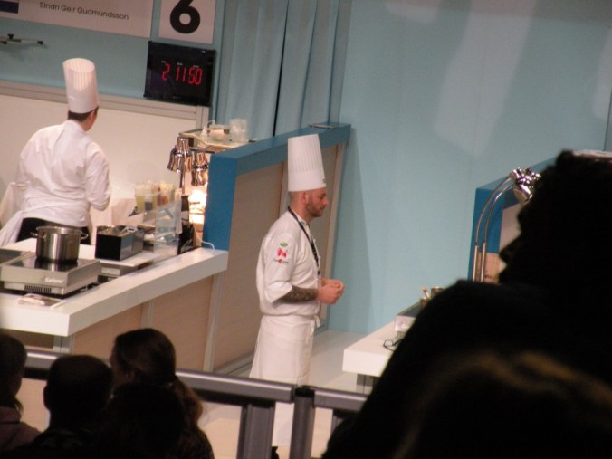 Coachen Jonas Dahlbom övervakar förloppet