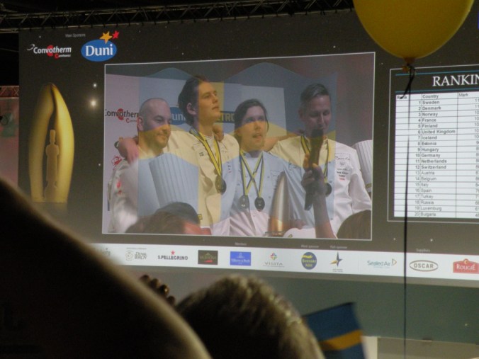 Vinnarkvartetten! Det ser ut som att de inte riktigt fattat vad som just hände. Grattis! 