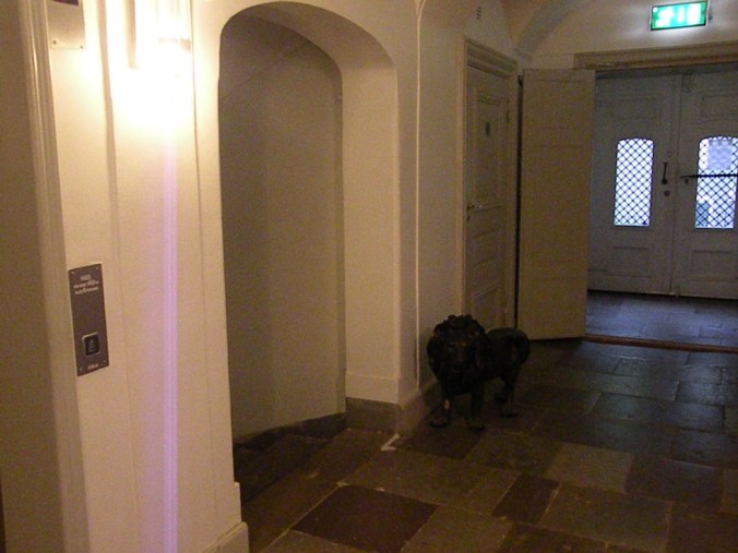 Lejon övervakar entrén till källarvalven