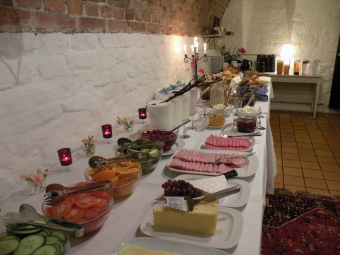 Hela, goda frukostbuffén med nybakat bröd och allt annat man kan önska sig. Snyggt upplagt och ständigt på fyllt.  