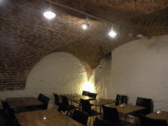 Mysig matsal med tydlig känsla av historiens och tidens gång