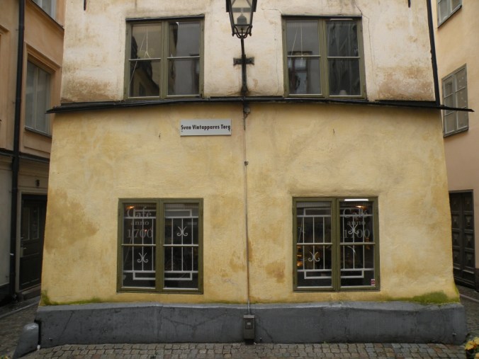 Det finns visst ett café på bottenvåningen.