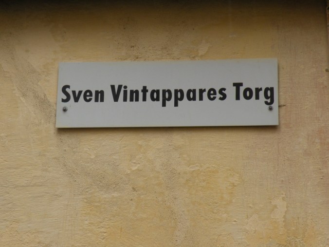Tänk, på den tiden det begav sig så hade han sitt liv och värv här, Sven Vintappare. Man hör historiens vingslag.