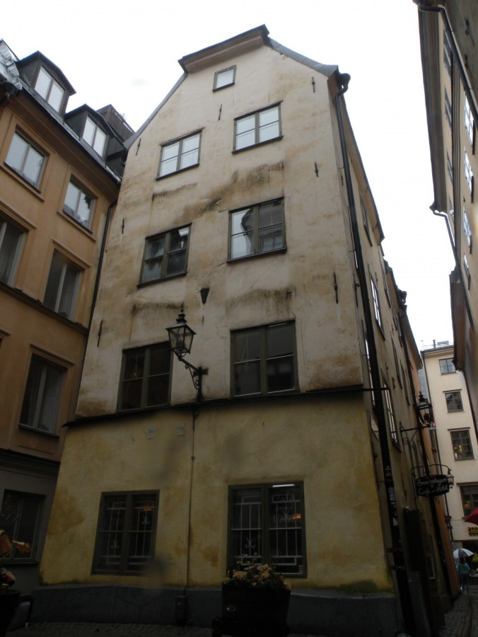 Undrar hur gammalt huset är och om någon bor där...