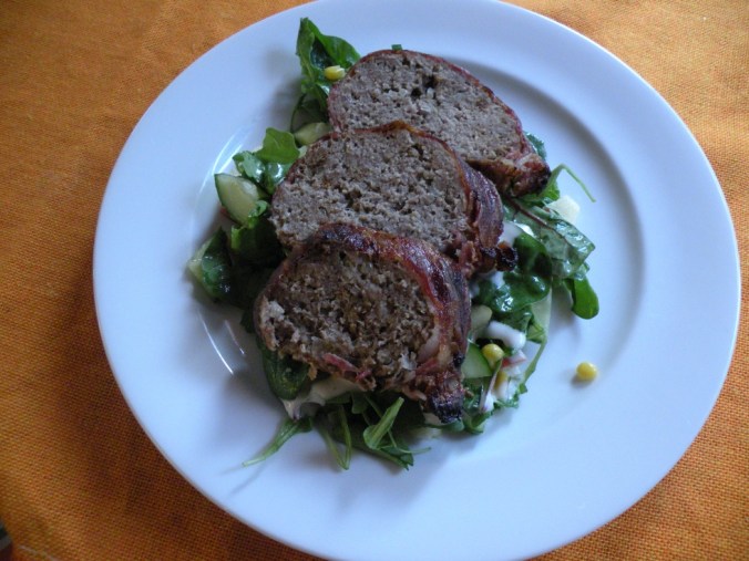 Köttfärslimpa och sallad. Gott om man inte vill ha en hel måltid.