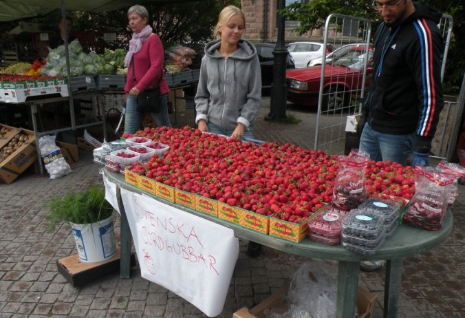 Svenska jordgubbar! De kommer att gå åt som smör i solsken idag