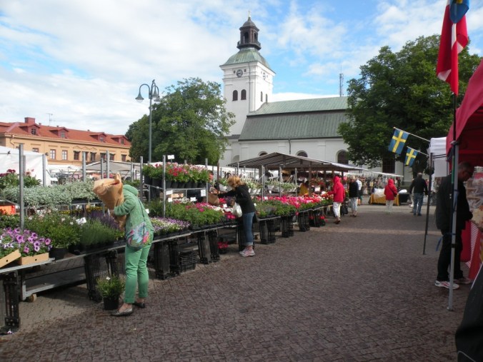 Varbergarna börjar vakna och beger sig till torget