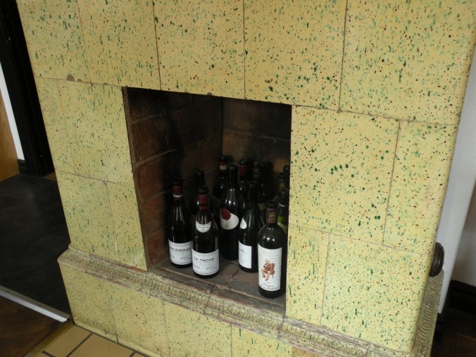 Vacker kakelugn. Trevlig detalj i inredningen!