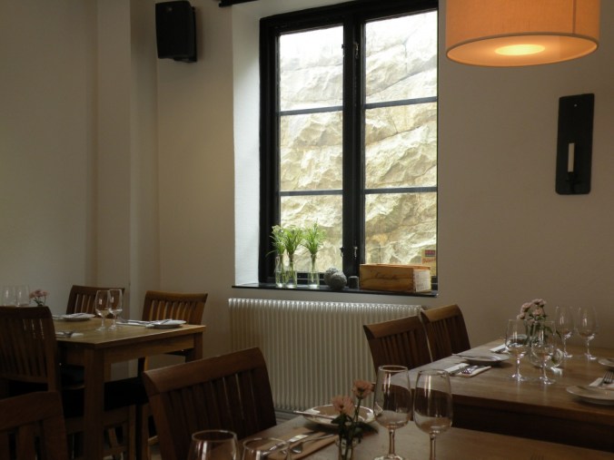 Det är bara någon meter till fästningsmuren utanför!