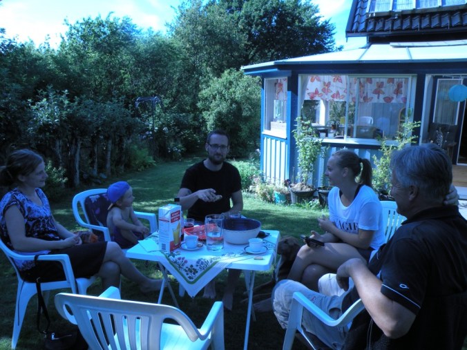 Fika i trädgården med familjen 