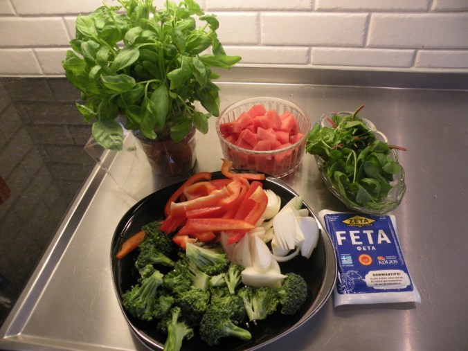Sallad, basilika, vattenmelon och fetaost. Grönsakerna ska in i ugnen med rötterna