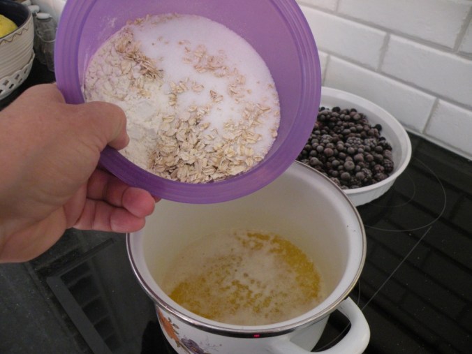 Snart är pajen klar att sätta in i ugnen.