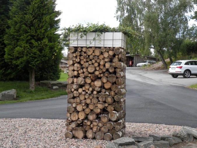 Gabion med ved krönt av murgröna 