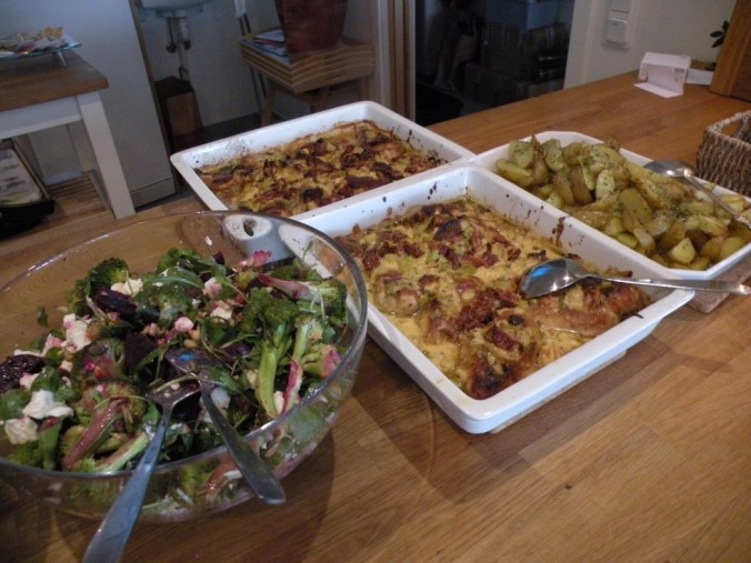 Smakrik kycklingfilé, goda sallader och örtig klyftpotatis.