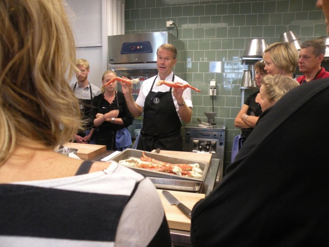 Fredrik Eriksson instruerar oss om hur vi ska anrätta Kamtjackakrabba.