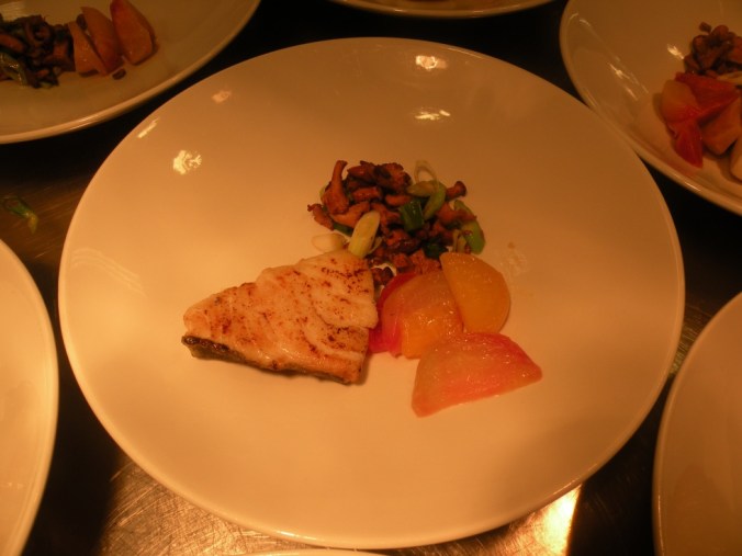 Rimmad torskrygg med säsongens grönsaker och smörsås