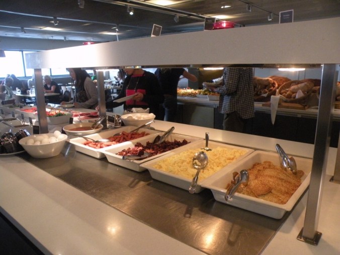 Och så det varma. Äggröra, korv, bacon, vita bönor, pannkakor