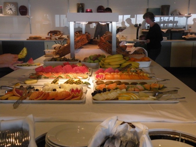 Bröd av olika slag och massor av fräsch frukt