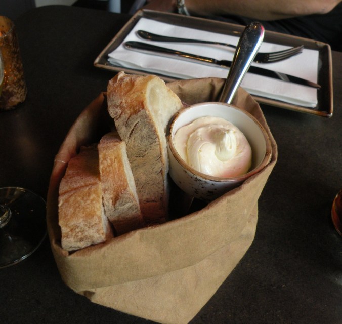 Gott bröd med citron- och pepparrotssmör