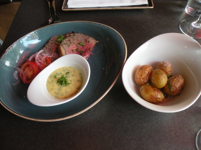 Entrecôte, bearnaise och färskpotatis
