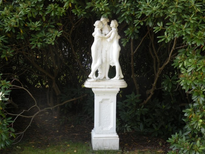 Tre Gracer i en rhododendrongrotta