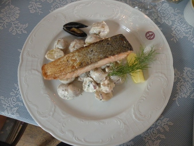 God lax och färskpotatis med skagenröra