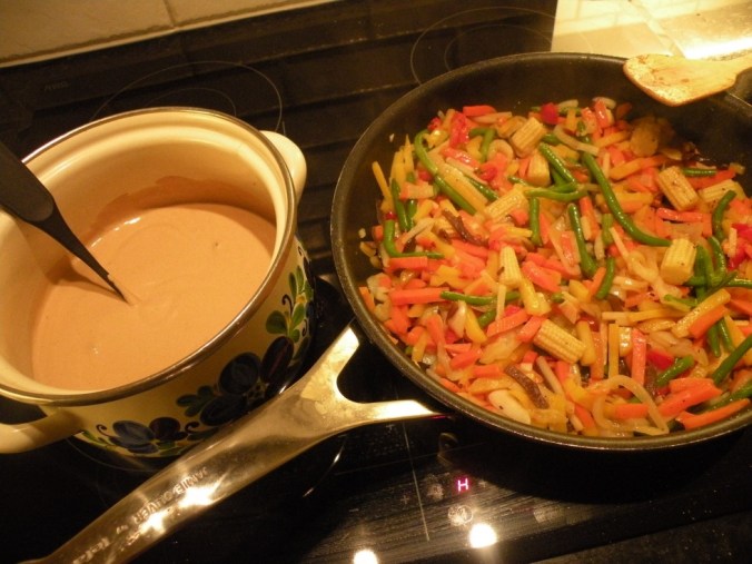 God, gräddig pepparsås och wokade grönsaker