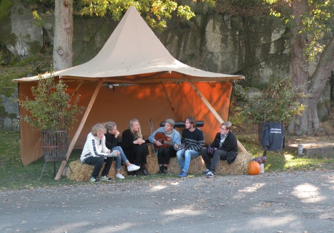 Mysigt! En gitarr och duktiga sångare! 