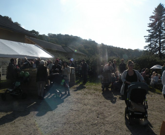 Lunchtorget. Grillröken ligger som en dimma över området. Men gott var det!