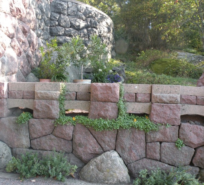 Stenmur med grönt förtecken 