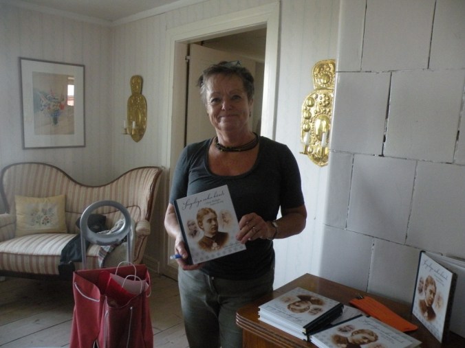 Kathinka Lindhe med sin bok, "Sorgeliga saker hända"