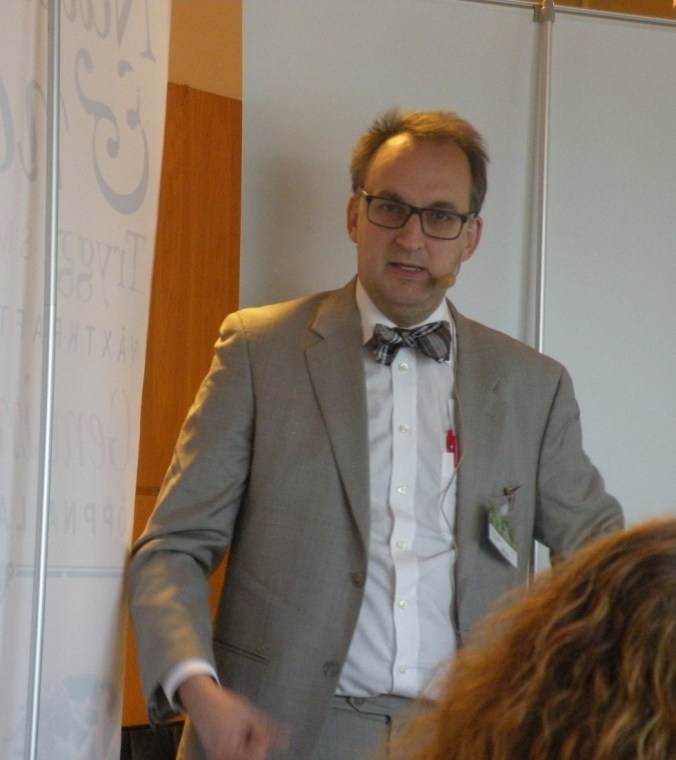 Martin Ragnar föreläser.