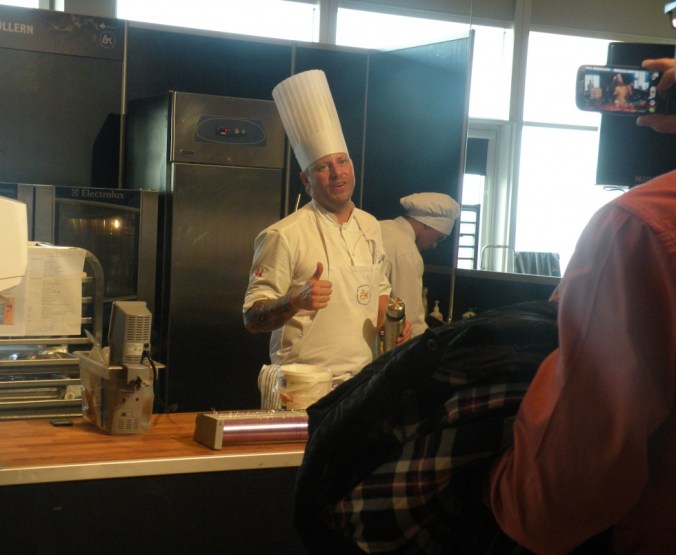 Tummen upp så långt