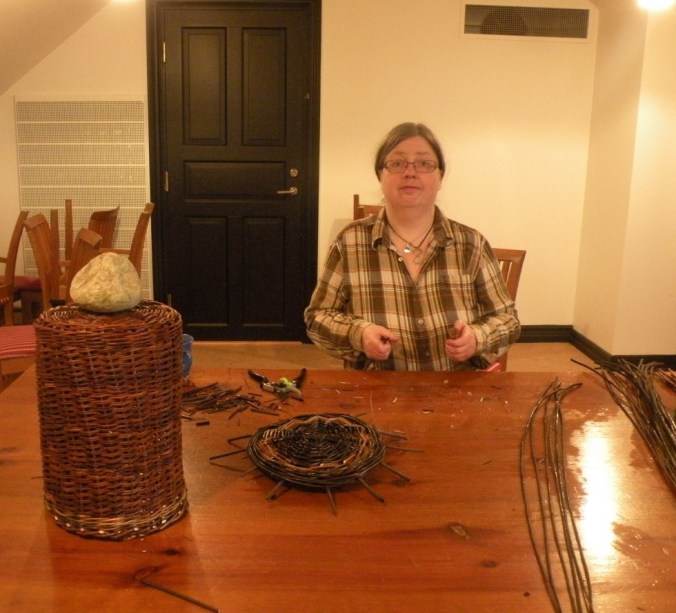 Lisette jobbar med sin fina korg